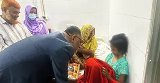 নির্যাতিত গৃহকর্মী মোহনাকে দেখতে হাসপাতালে বানিজ্য উপদেষ্টা, খোঁজ নিলেন প্রধান উপদেষ্টা